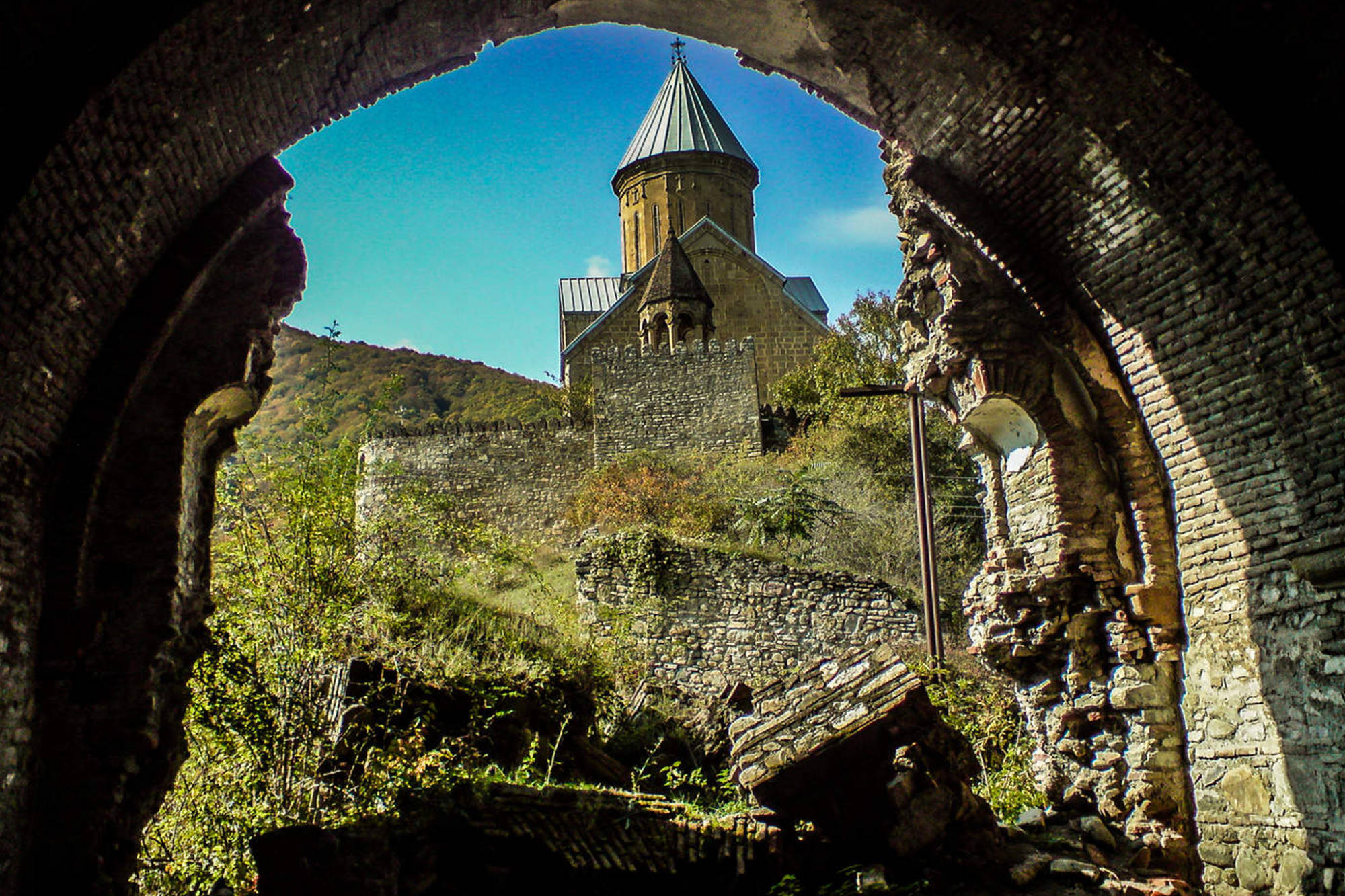 Georgia фото. Ананури Грузия. Церковь Ананури Вардзиа. Казбеги Грузия. Шиомгвиме монастырь.