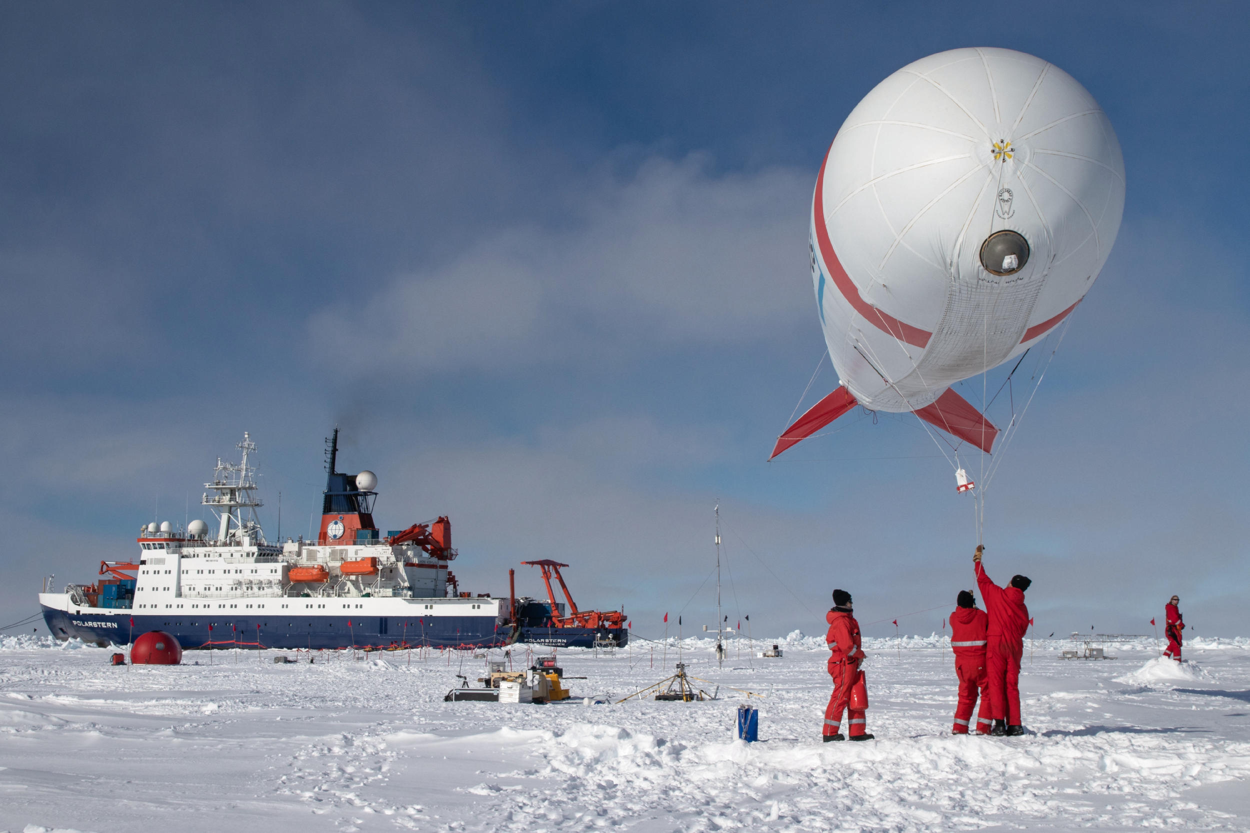 Антарктический научно исследовательский. Полярные станции в Арктике. Полярная станция Северный полюс 1. Поларштерн ледокол. Научные станции в Арктике.