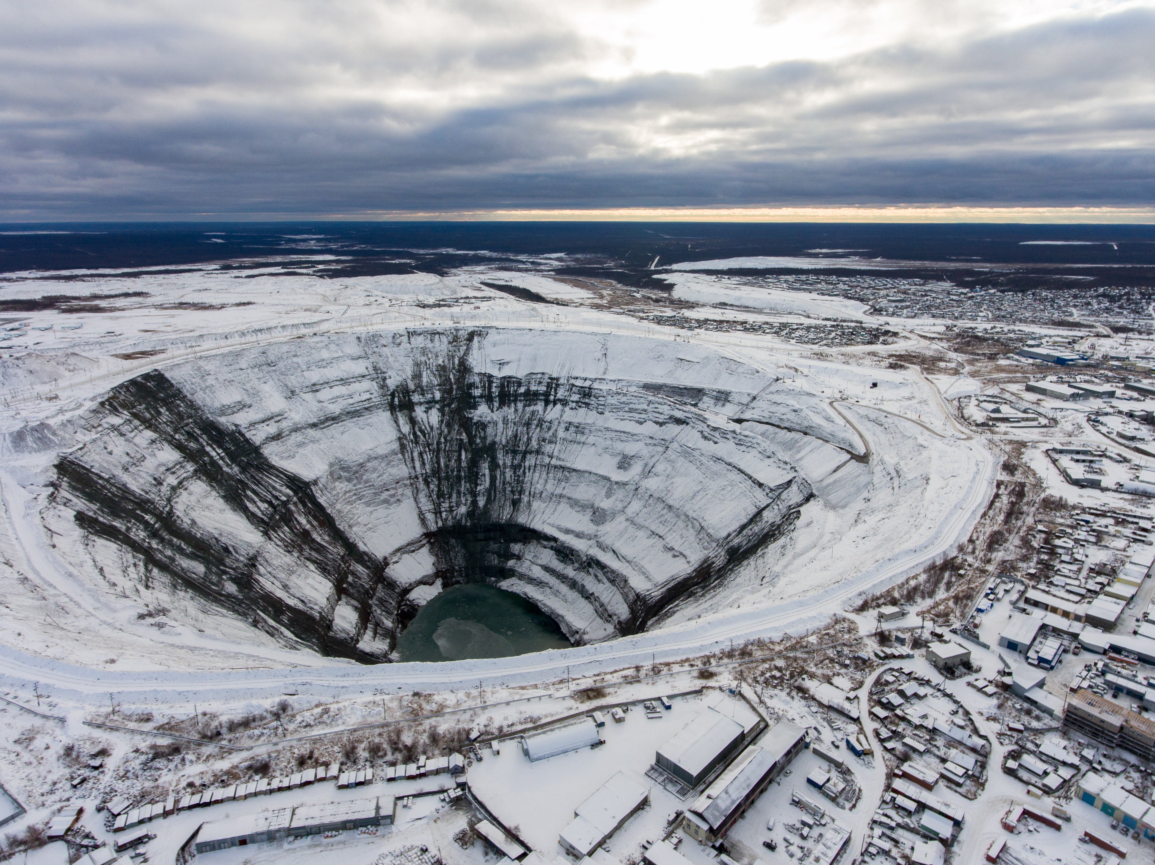 Russian mine. Мирный Якутия кимберлитовая трубка. Мирный Якутия кимберлитовая трубка Алмазы. Кимберлитовая трубка мир в Якутии. Кимберлитовая трубка добыча алмазов.