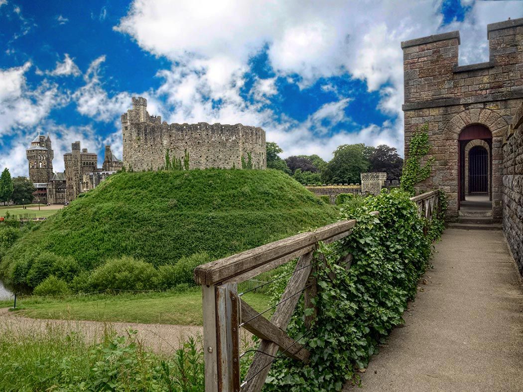 Cardiff england. Кардифф столица Уэльса. Замок Кардиффский Уэльс. Уэльс Кардифф достопримечательности. Неоготика Англия замок Кардифф.