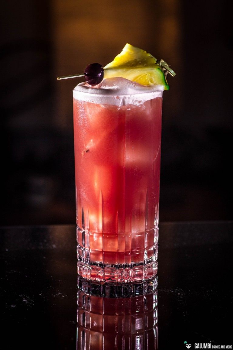 Сингапурский слинг. Cocktail Singapore Sling. Сингапур слинг коктейль. Сингапур слим. Джин слинг коктейль.