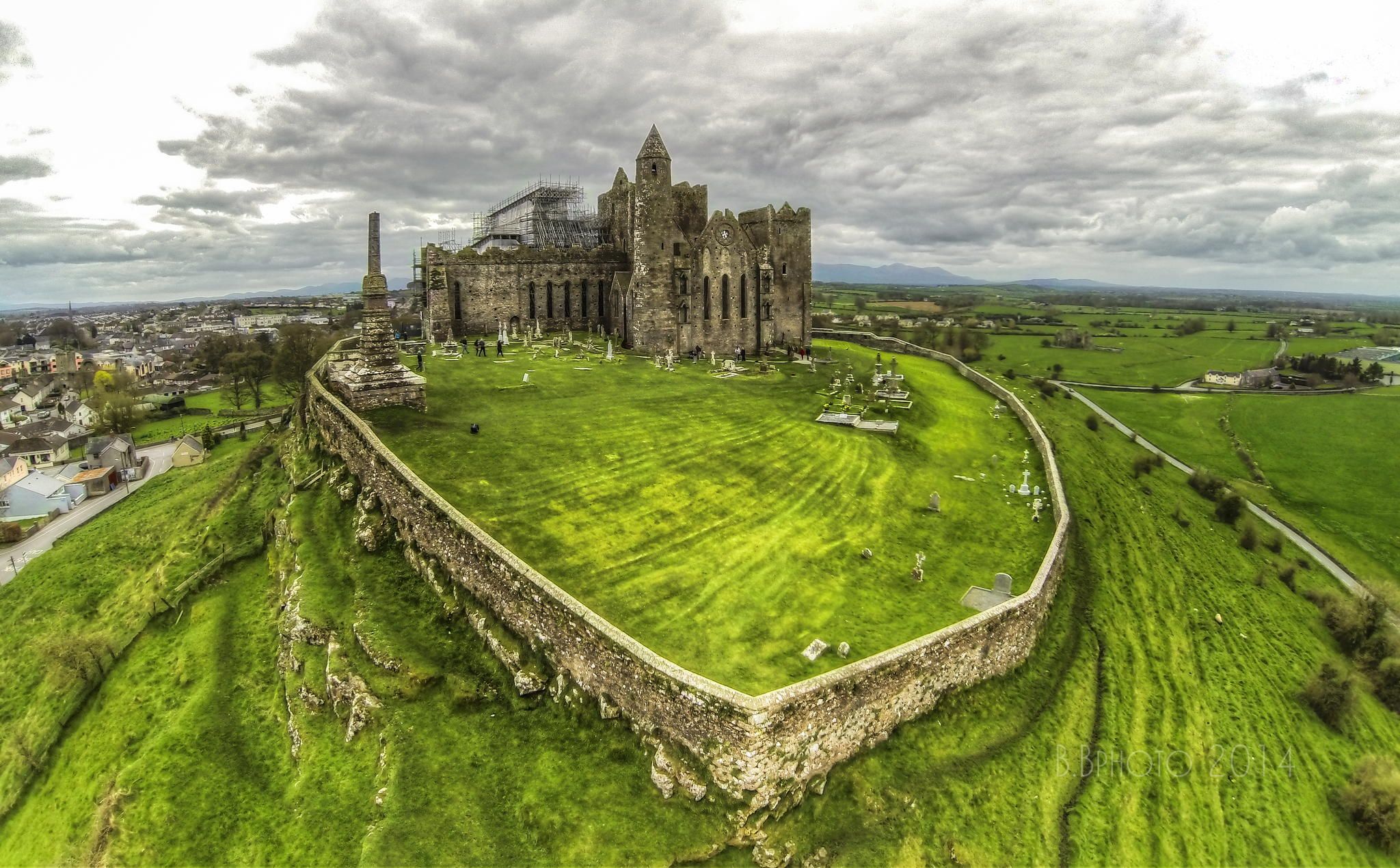 Ireland germany. Замок Cashel, Ирландия. Скала Кашел Ирландия. Ирландия замок Кашел Типперери. Замок-скала Кашел (графство Типперэри ).