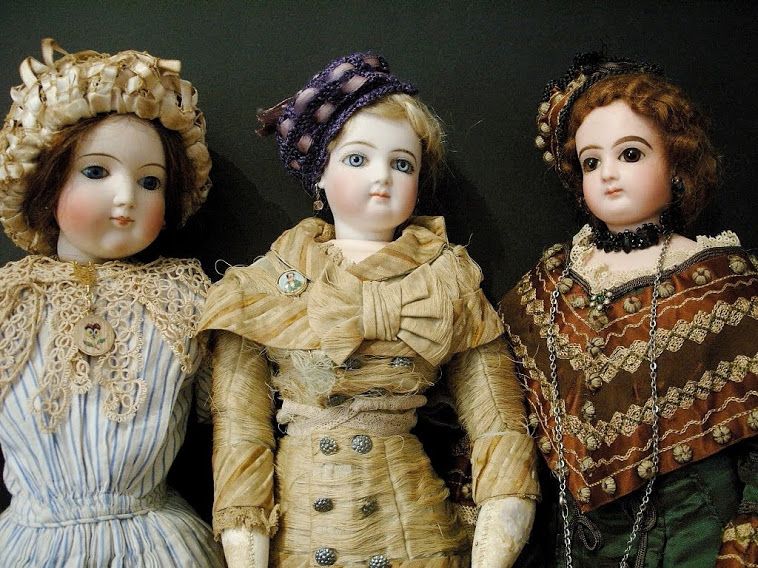 Купить куклу даму. Старинные куклы. Старые фарфоровые куклы. Фарфоровые куклы 19 века. Фарфоровые Куук 19 века.
