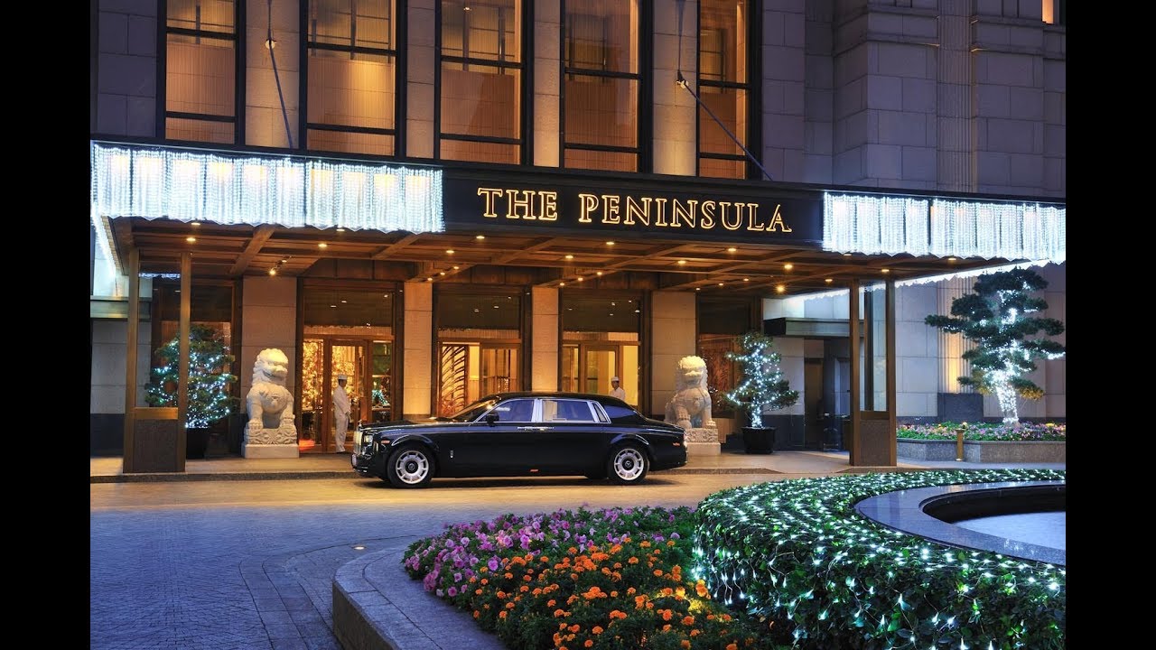 Как называется отель. The Peninsula Shanghai. Красивые названия отелей. Богатые названия гостиниц. Кемпински вывеска.