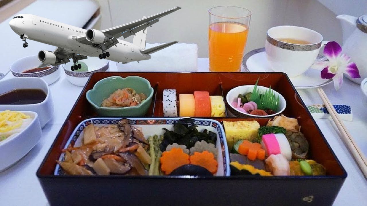 Обед в самолете. Thai Airways first class еда. Обед в бизнес классе в самолете. Бизнес класс питание. Еда в самолете бизнес класс.