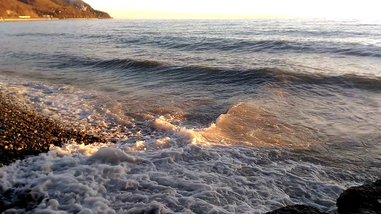 Море в декабре. Море в декабре фото. Лазаревское в декабре. Лазаревское море репортаж про камни 2014.