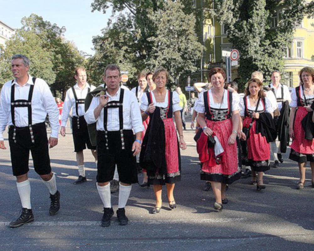 Какой народ в германии. Немецкий национальный костюм. Национальная одежда немцев. Германский народный костюм. Российские немцы.
