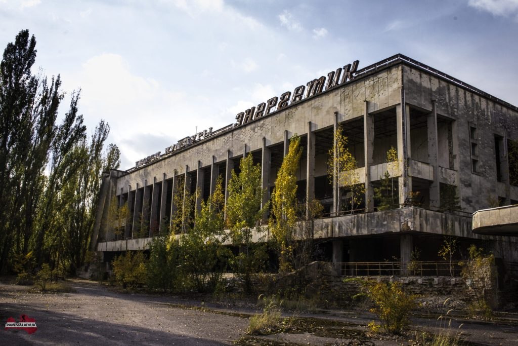 Энергетика припять. ДК Энергетик Припять. Чернобыль дворец культуры Энергетик. Завод Энергетик в Припяти. Здание Энергетик в Припяти.