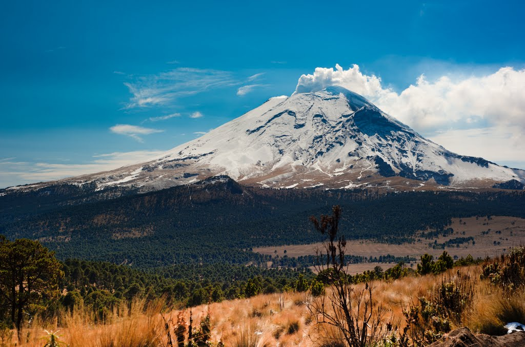 Наивысший вулкан северной америки. Мексика вулкан Орисаба. Мехико вулкан Орисаба. Попокатепетль и Истаксиуатль. Мексика вулкан Попокатепетль.