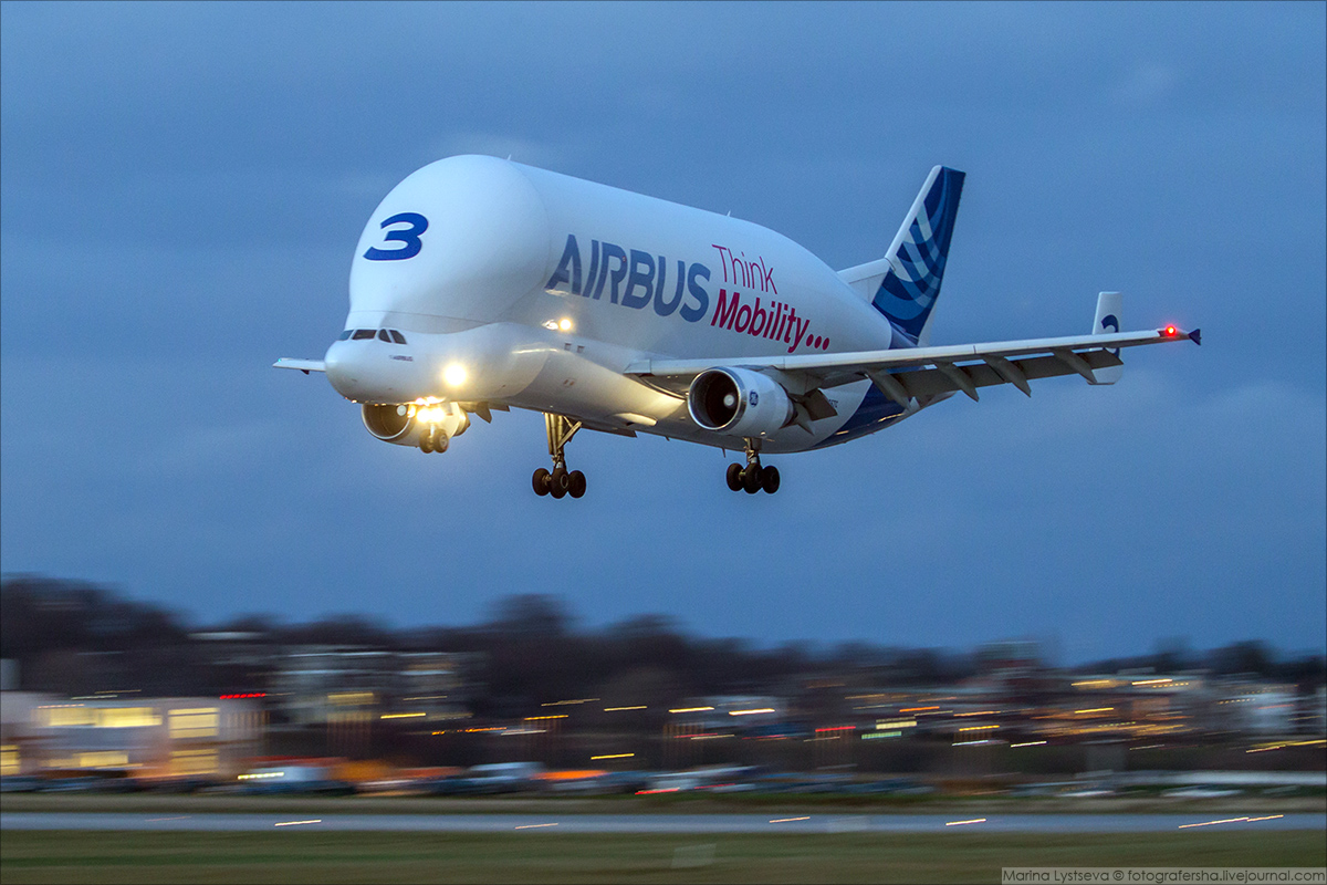 Самолет airbus. Аэробус широкофюзеляжный. Самолёт айрбас. Airbus 780. Грузовой самолет Airbus 320.