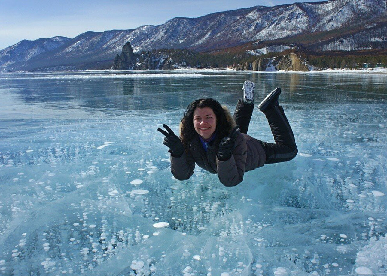 Байкал самостоятельно. Иркутск Байкал лед. Озеро Байкал зимой. Прозрачный лед Байкала. Фотосессия на льду озера.