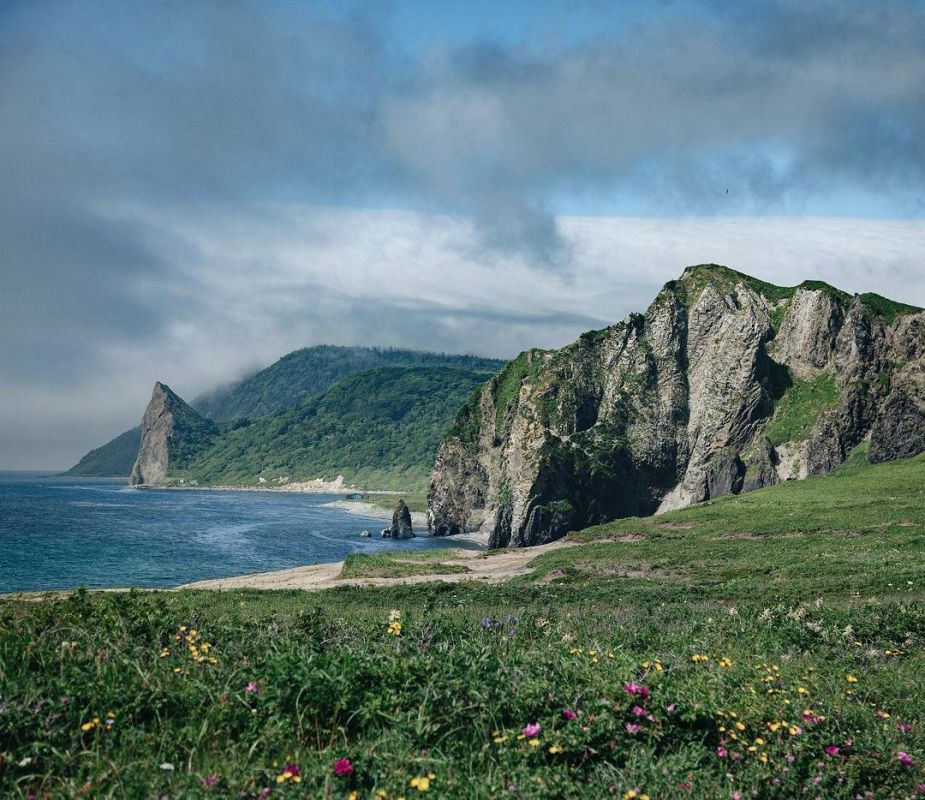 Остров кунашир. Курилы остров Кунашир. Бухта Первухина Кунашир. Сахалин остров Кунашир. Южные Курильские острова Кунашир.