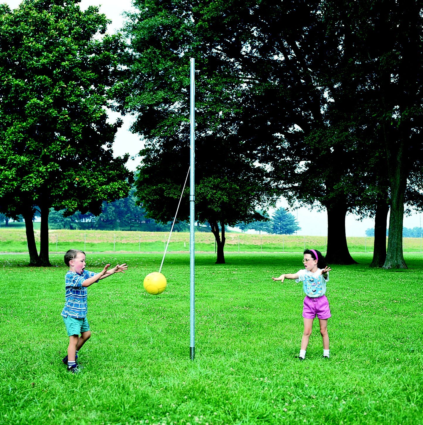 Игры с маленьким мячом. Спиральбол игра. Мяч на веревке на столбе. Игра в мяч на столбе. Мяч на веревке для детей.