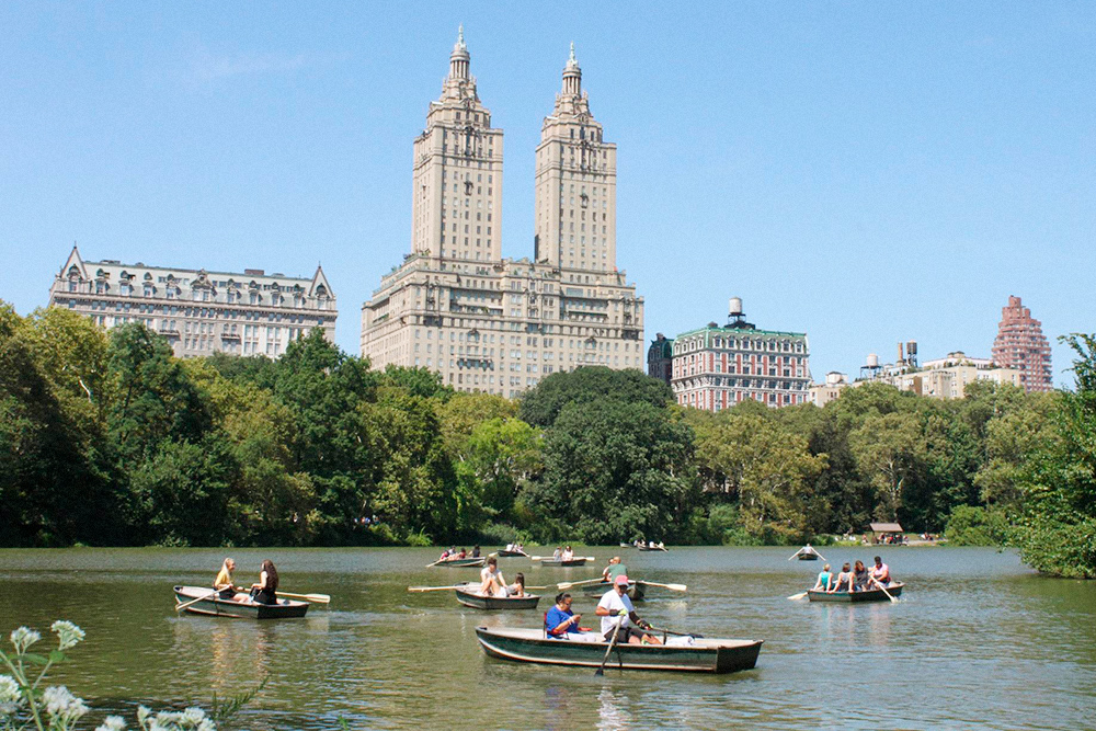 Это сентябрь. Жители Нью-Йорка катаются на лодках в Центральном парке. На улице по-летнему тепло