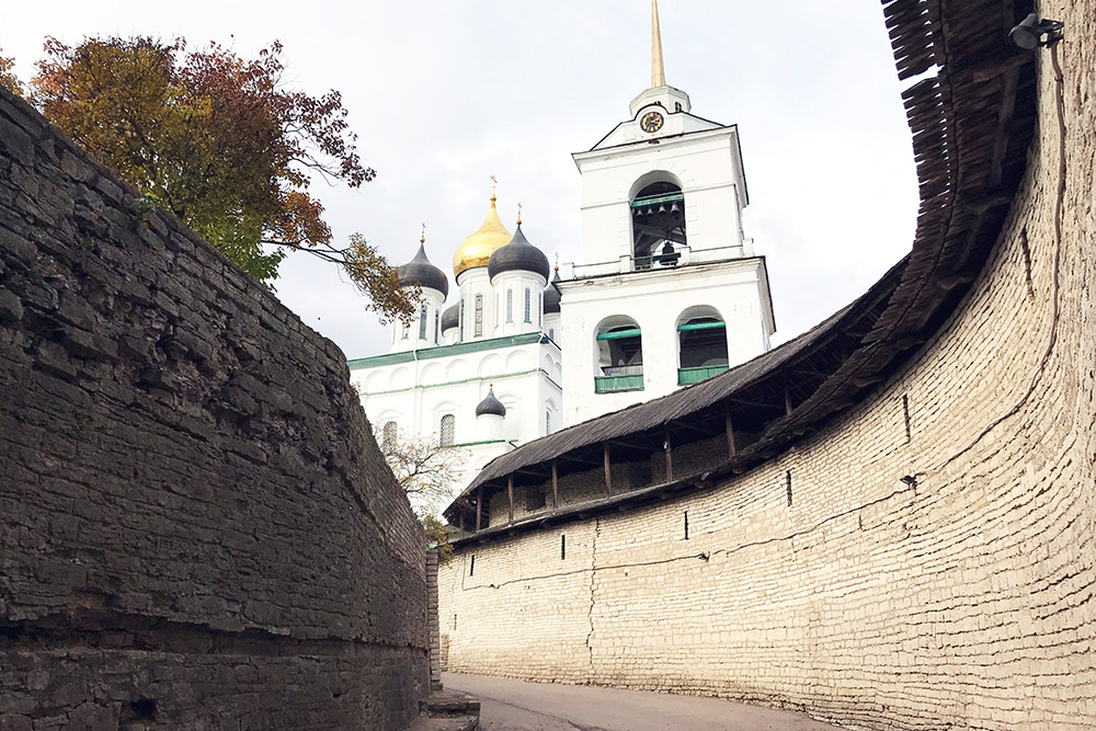 Белоснежный Свято-Троицкий собор выделяется на фоне серо-бежевых крепостных стен и построек кремля