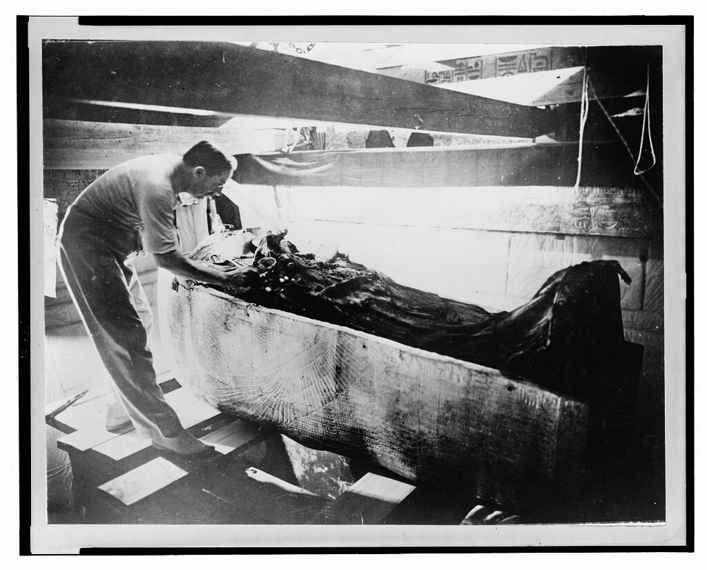 Говард Картер исследует саркофаг Тутанхамона