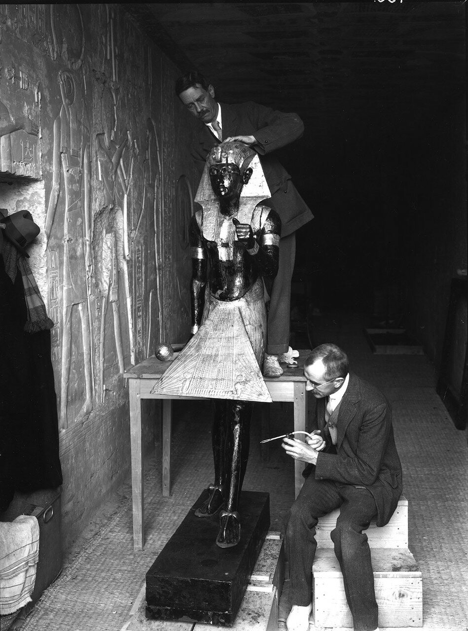 Артур Мейс и Альфред Лукас принимают меры по консервации статуи Тутанхамона, охранявшей вход в погребальную камеру фараона. 1922