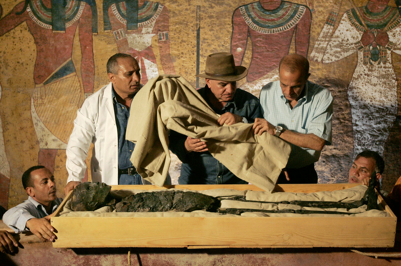 Доктор Захи Хавасс (в центре) следит за перемещением мумии фараона Тутанхамона из его каменного саркофага в Долине Фараонов в Луксоре, 4 ноября 2007