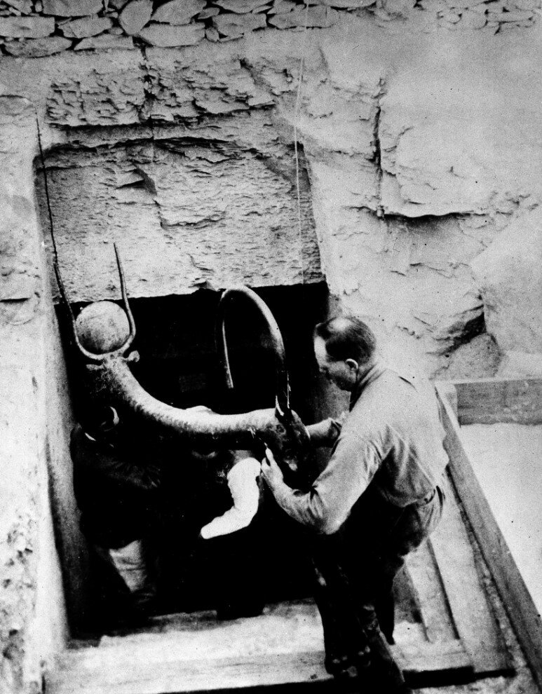 Археологи достают предмет из гробницы фараона Тутанхамона в долине фараонов в Луксоре, Египет, 1923