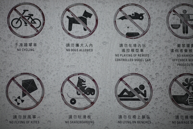 Что нельзя делать в первую неделю. Что нельзя делать. Запрещающие знаки в самолете. Знаки что нельзя делать. Запрещающие таблички в самолете.
