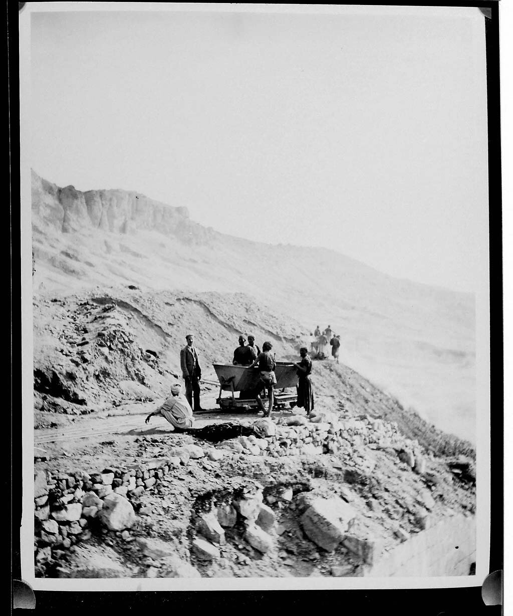 Картер работает на раскопках в Дейр-эль-Бахри