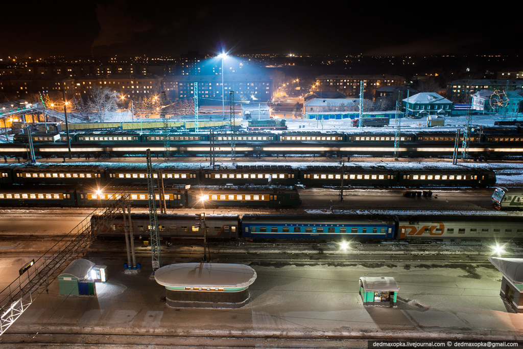 Новосибирск пд. Иркутск вокзал ночью. Станция Новосибирск-главный, Новосибирск. Ночной ЖД вокзал Омск. Новосибирск ЖД вокзал ночной.