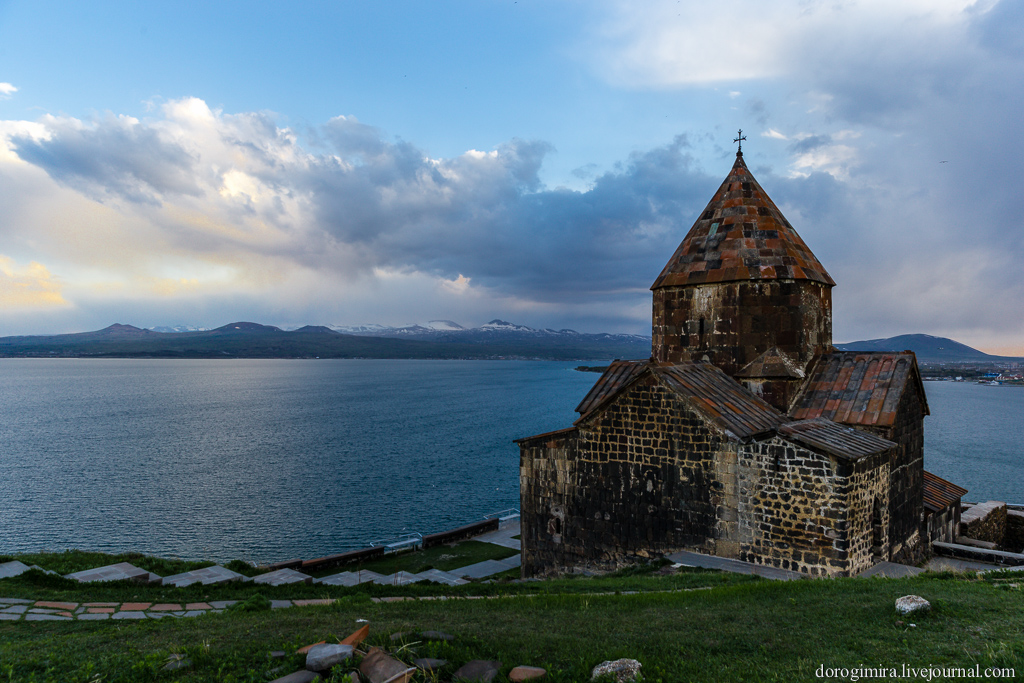 Кредит севан. Севанаванк монастырь Армения. Озеро Севан Севанаванк. Севан монастырь Севанаванк Капитан. Озеро Севан экскурсия.
