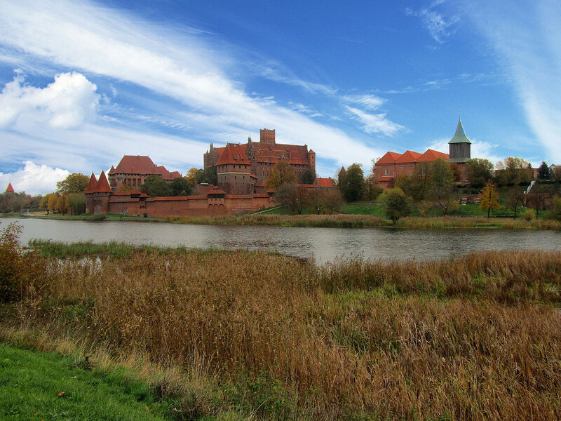 Замок Мальборк и костел Св.Яна на реке Ногат