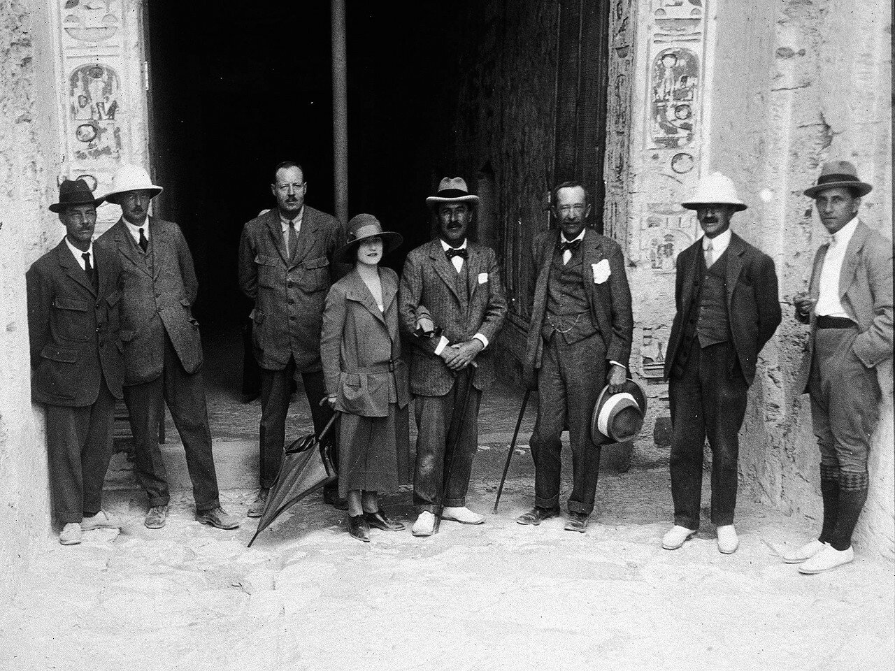 Члены экспедиции возле входа в гробницу. 1922