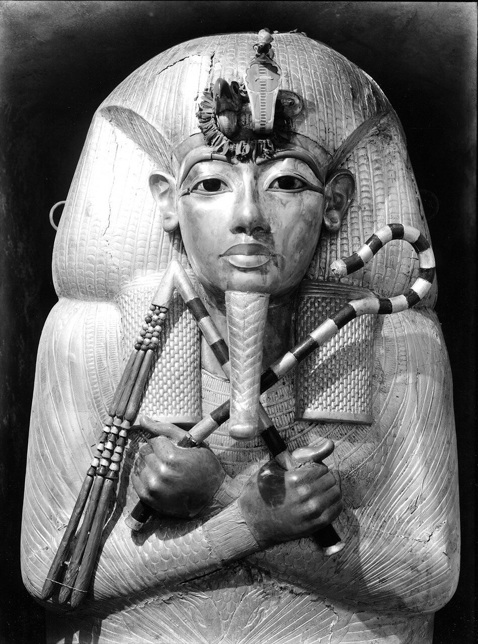 Первый внешний позолоченный деревянный гроб Тутанхамона.1922