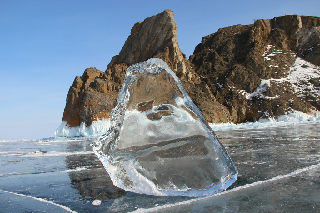 Visit lake baikal the. Левитирующие камни Байкала. Байкальский ледяной дзен. Ледяной камень. Лед Байкала.