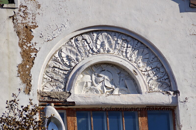 Над главным входом, Усадьба Любвино, Тучково