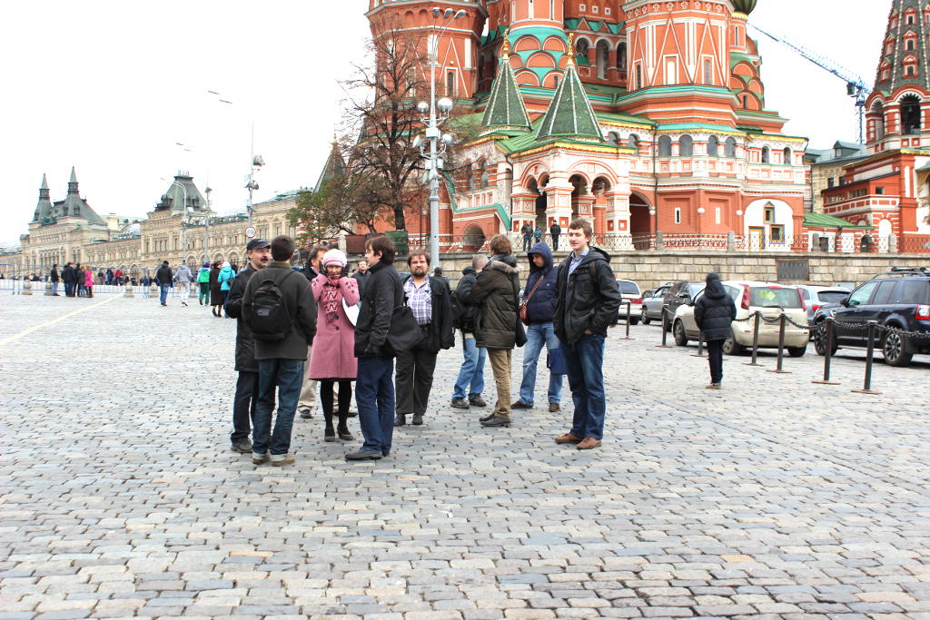 Гуляем по москве бесплатные экскурсии. Гуляем по Москве. Москва прогулка. Россияне гуляют по Москве. Блогер экскурсии по Москве.