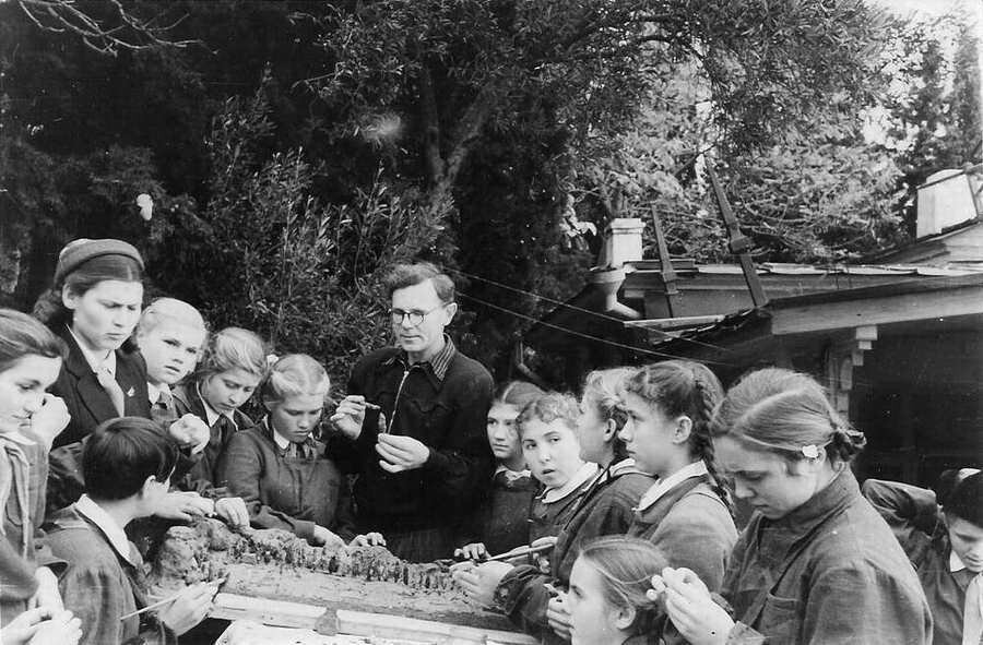 1955. Дети изготовляют макет лагеря