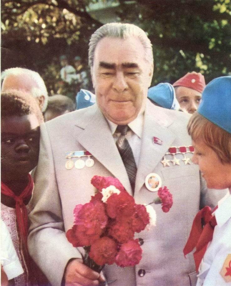 1979. Л.И.Брежнев среди артековцев