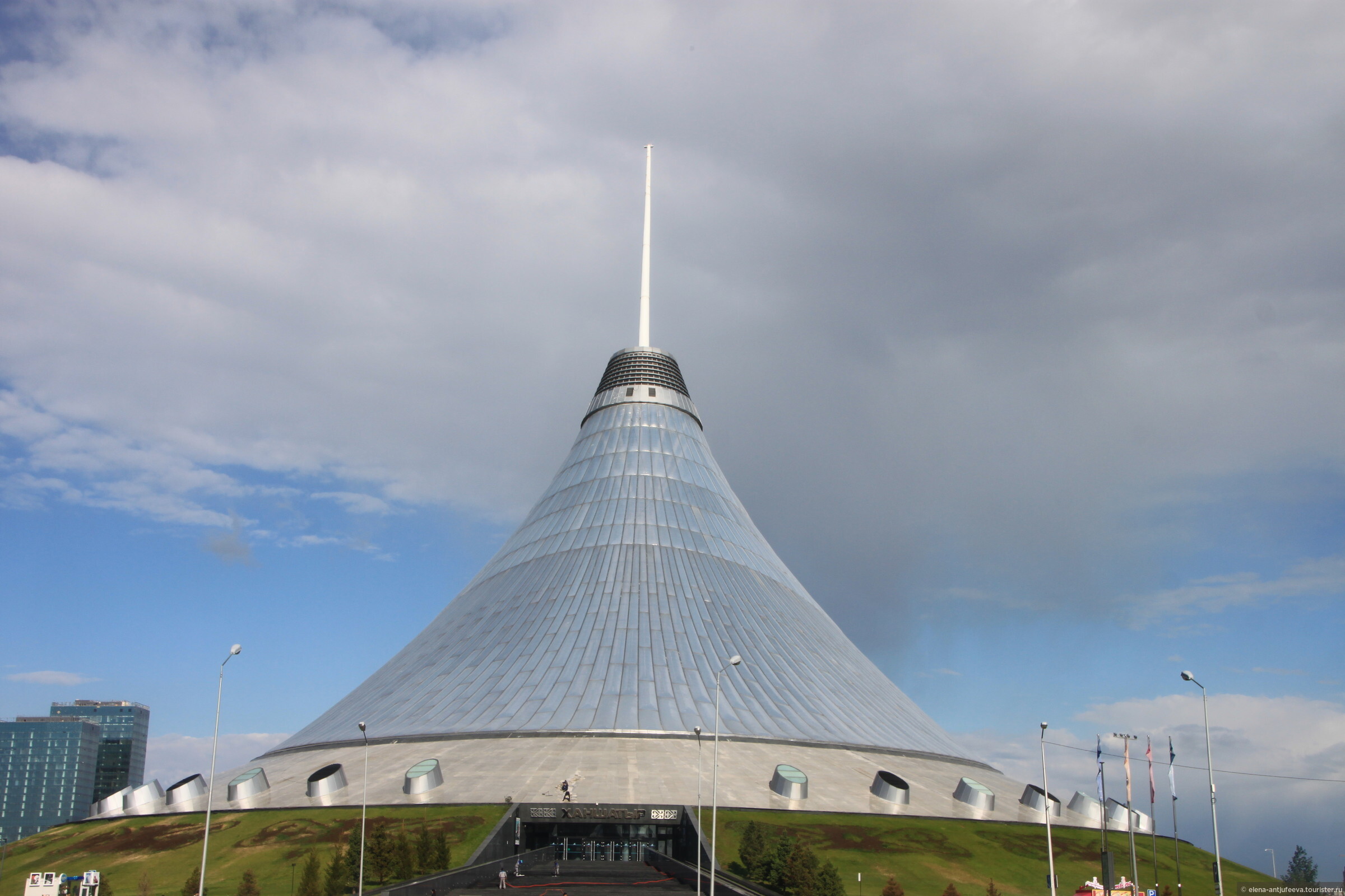 Достигают 150 метров. Хан Шатыр Астана. Самый большой шатер в мире Хан-Шатыр.