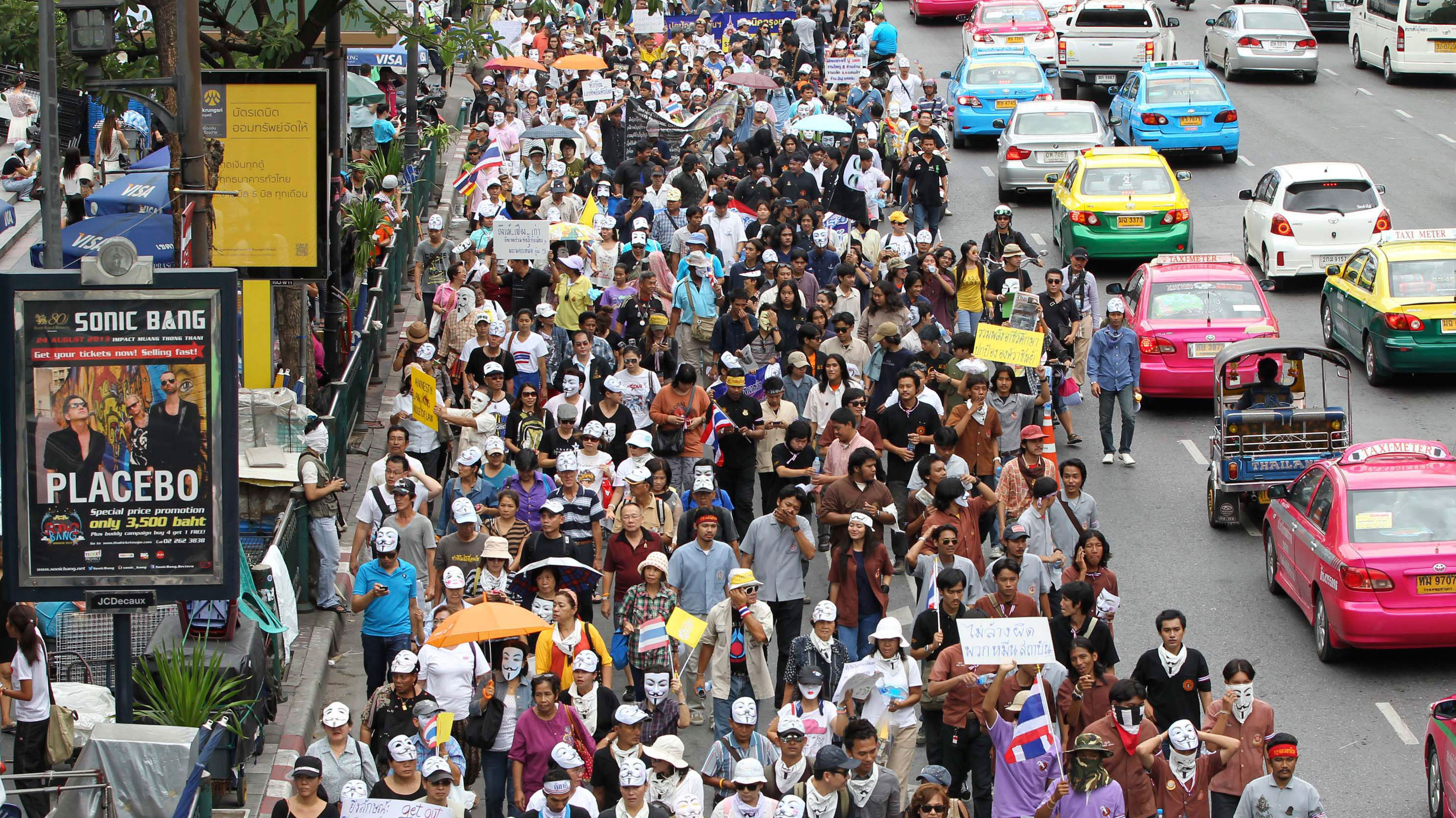 Новости бангкока. Бангкок население. Толпа людей Бангкок. Тайланд люди на улице. Бангкок численность населения.