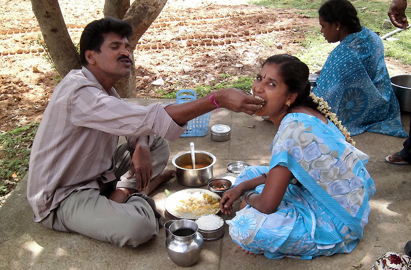 В Индии кормят друг друга руками