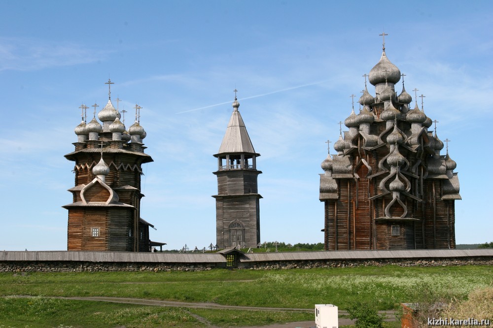 Колокольня кижского погоста. Шатровая колокольня Кижи. Шатровая колокольня на острове Кижи. Погост Кижи колокольня. Кижи колокольня Кижского погоста.