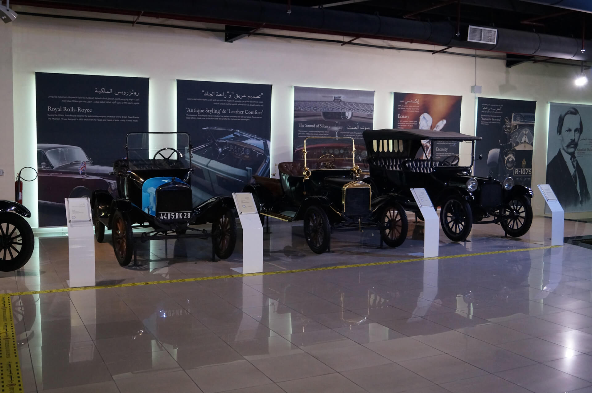Машины в Sharjah Classic Car Museum