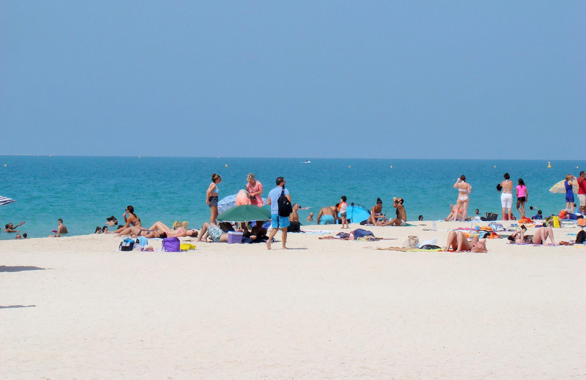 Небольшое количество отдыхающих на пляже Кайт бич