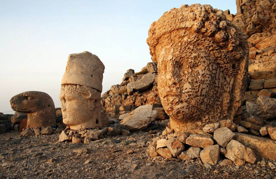 Каменные головы