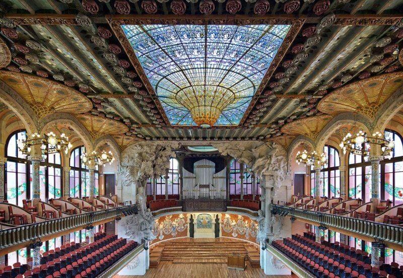 Главный зал дворца каталонской музыки