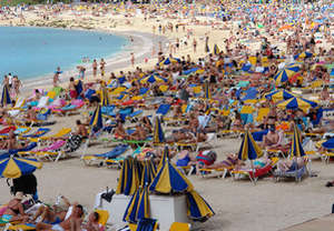 Много людей на пляже Канарских островов