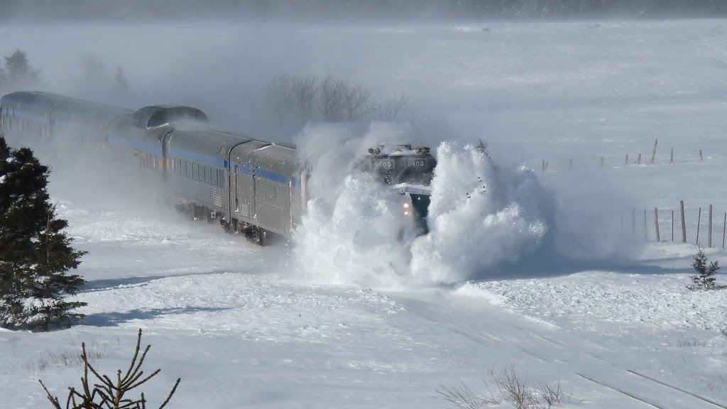 Поезд снежные заносы. Поезд в снегопад. Поезд в снегу. Ледяной поезд. Поезд в метель.