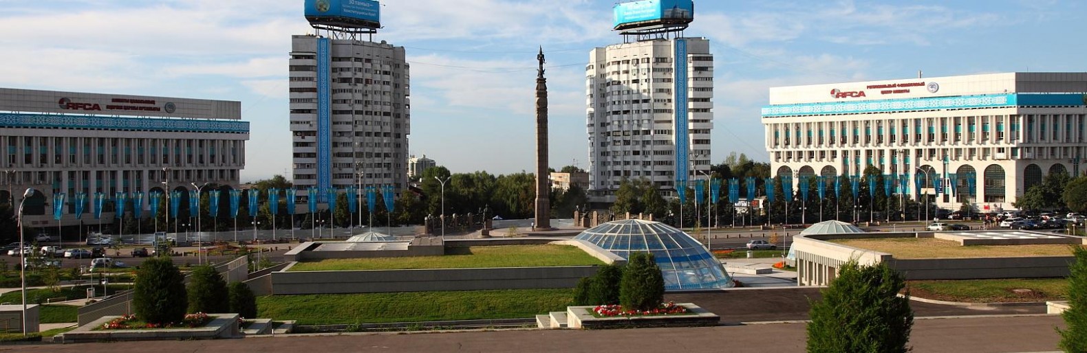 Время в алматы сейчас. Центральная площадь Алматы. Площадь Астана Алма-Ата. Казахстан Алматы турист. Алма Ата город Центральная площадь.