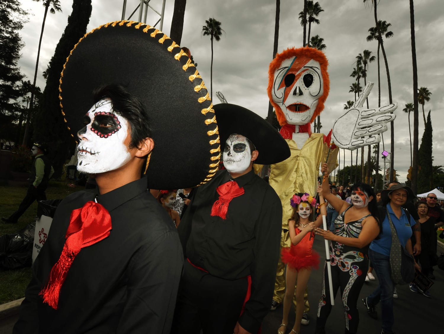 Как отмечают хэллоуин. Dia de los muertos праздник. Диа де Лос Муэртос — день мертвых в Мексике. День смерти мексиканский праздник. Празднование дня мертвых в Испании.