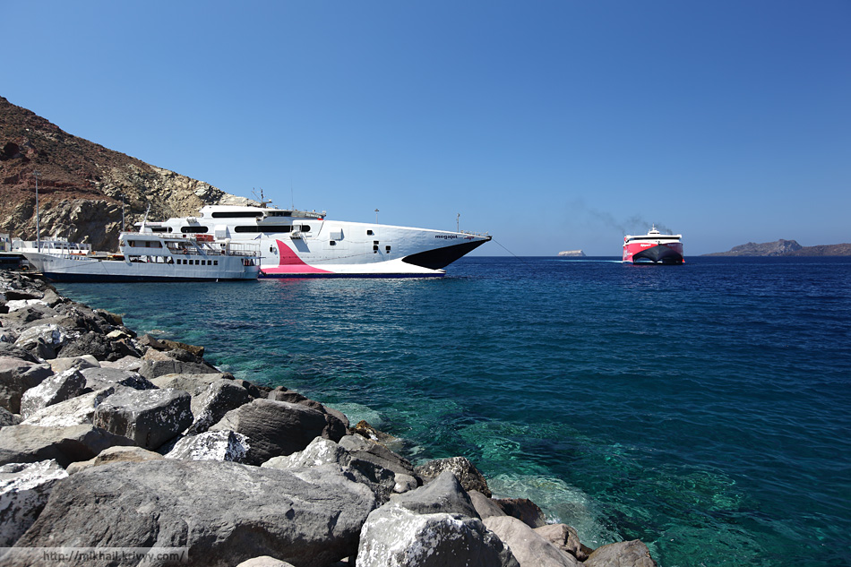 На Санторини очень развито пассажирское судоходство. Здесь много скоростных паромов.