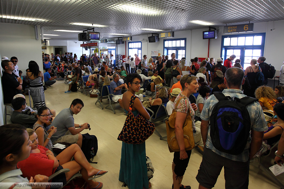 А вот так выглядит зал ожидания в аэропорту Санторини (JTR). Худший аэропорт в Европе, из тех что я видел.