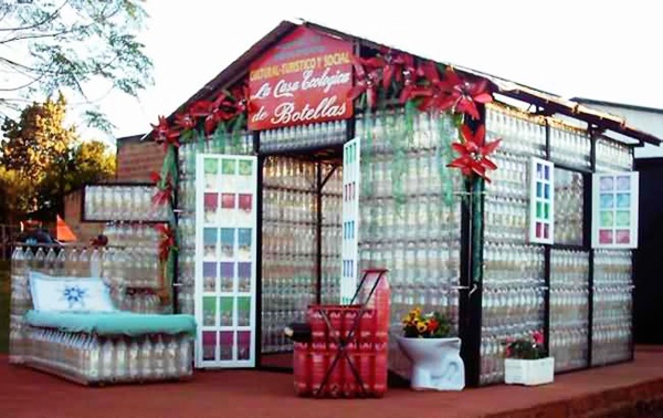 уникальные здания: Дом из пластиковых бутылок в Пуэрто-Игуасу (Аргентина)